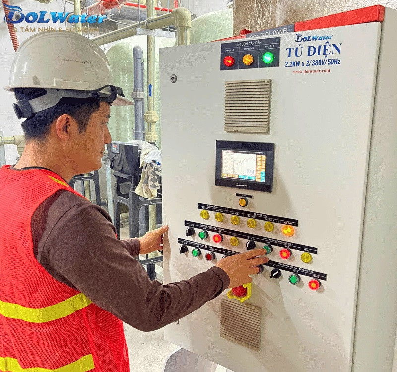 Kiểm tra độ tinh khiết của nước đầu ra từ hệ thống lọc nước RO 20m3/ giờ.